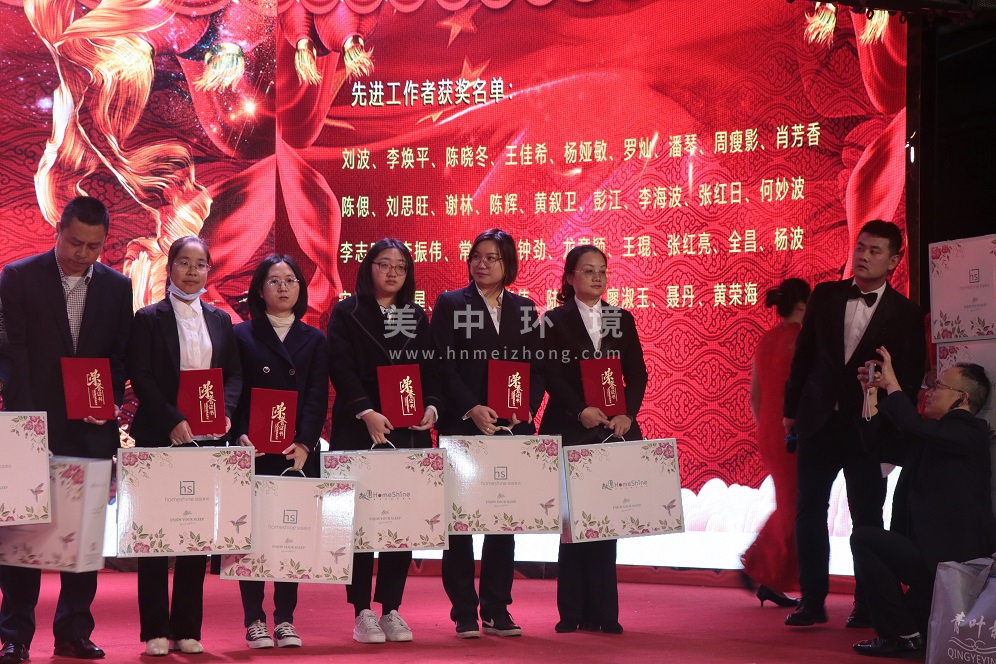王佳希、楊亞敏、羅燦、潘琴先進工作者.JPG